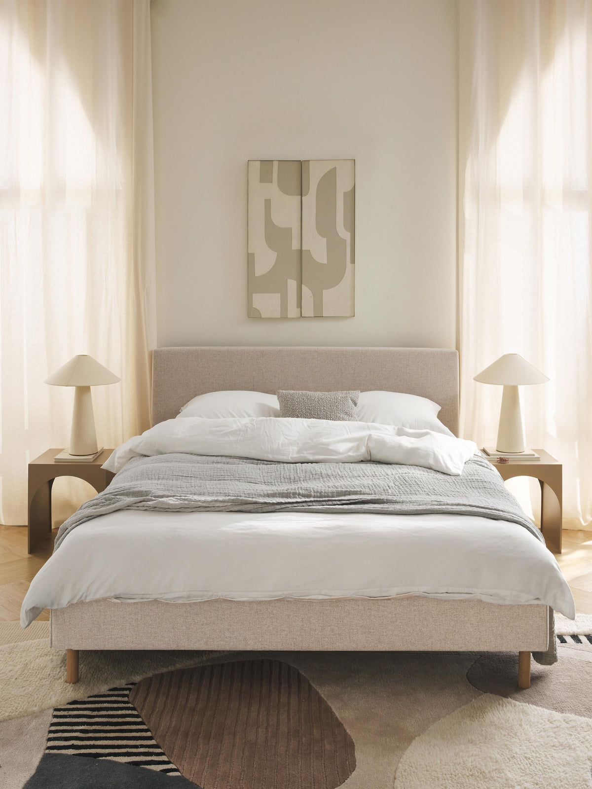 Giulrisa Upholstered Bed with Wooden Feet